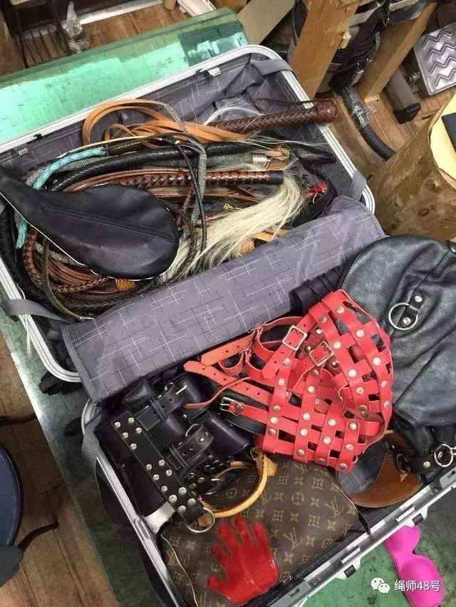 瘾欢字母圈“看到我的不锈钢项圈和肛塞,我妈的表情就和吃了屎一样。” 瘾欢字母圈“看到我的不锈钢项圈和肛塞,我妈的表情就和吃了屎一样。”