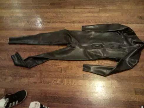 瘾欢字母圈“你喜欢把‘乳胶手套’穿在身上?” “嗯,关你屁事” 瘾欢字母圈“你喜欢把‘乳胶手套’穿在身上?” “嗯,关你屁事”