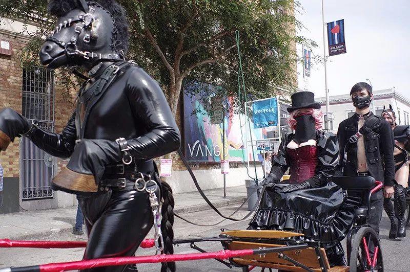 瘾欢字母圈“你喜欢把‘乳胶手套’穿在身上?” “嗯,关你屁事” 瘾欢字母圈“你喜欢把‘乳胶手套’穿在身上?” “嗯,关你屁事”