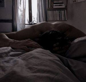 “要不要跟伴侣坦白自己的字母圈往事?” “要不要跟伴侣坦白自己的字母圈往事?”