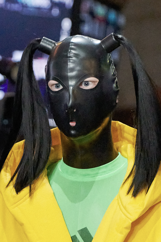 字母圈恋物癖“狂喜”:巴黎世家最新秀场给每一个超模都穿上了套头胶衣 字母圈恋物癖“狂喜”:巴黎世家最新秀场给每一个超模都穿上了套头胶衣