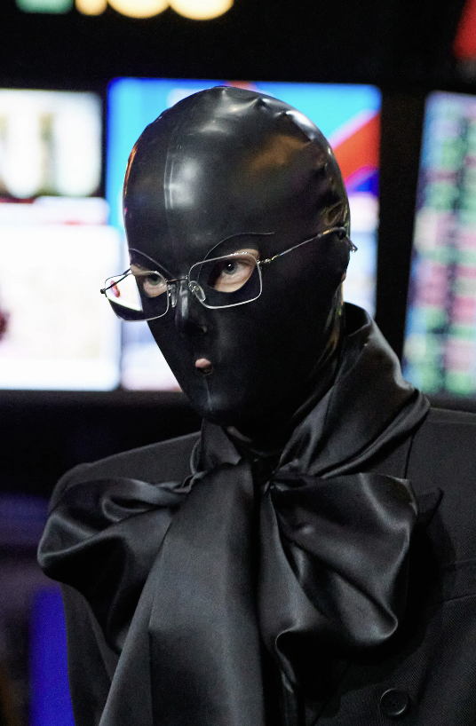 字母圈恋物癖“狂喜”:巴黎世家最新秀场给每一个超模都穿上了套头胶衣 字母圈恋物癖“狂喜”:巴黎世家最新秀场给每一个超模都穿上了套头胶衣