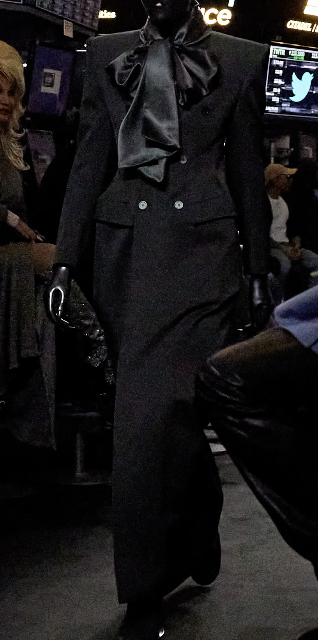 字母圈恋物癖“狂喜”:巴黎世家最新秀场给每一个超模都穿上了套头胶衣 字母圈恋物癖“狂喜”:巴黎世家最新秀场给每一个超模都穿上了套头胶衣