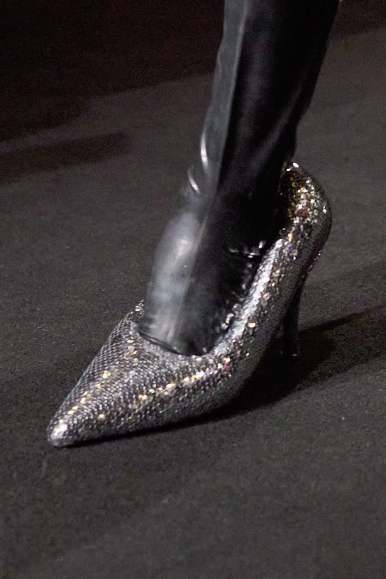 字母圈恋物癖“狂喜”:巴黎世家最新秀场给每一个超模都穿上了套头胶衣 字母圈恋物癖“狂喜”:巴黎世家最新秀场给每一个超模都穿上了套头胶衣