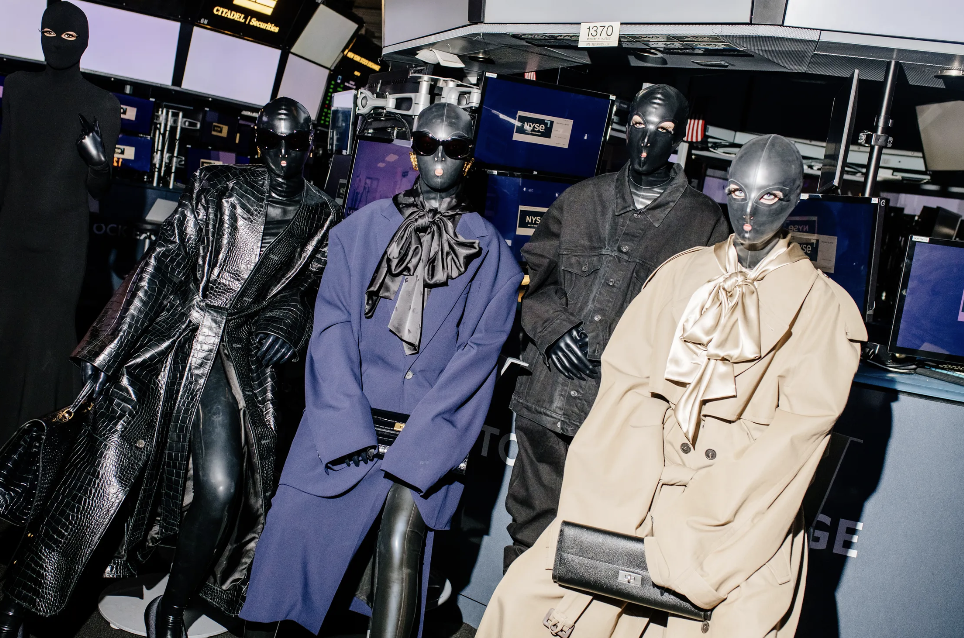 字母圈恋物癖“狂喜”:巴黎世家最新秀场给每一个超模都穿上了套头胶衣 字母圈恋物癖“狂喜”:巴黎世家最新秀场给每一个超模都穿上了套头胶衣