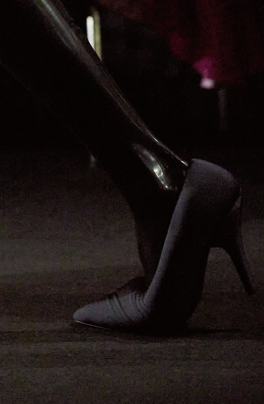 字母圈恋物癖“狂喜”:巴黎世家最新秀场给每一个超模都穿上了套头胶衣 字母圈恋物癖“狂喜”:巴黎世家最新秀场给每一个超模都穿上了套头胶衣