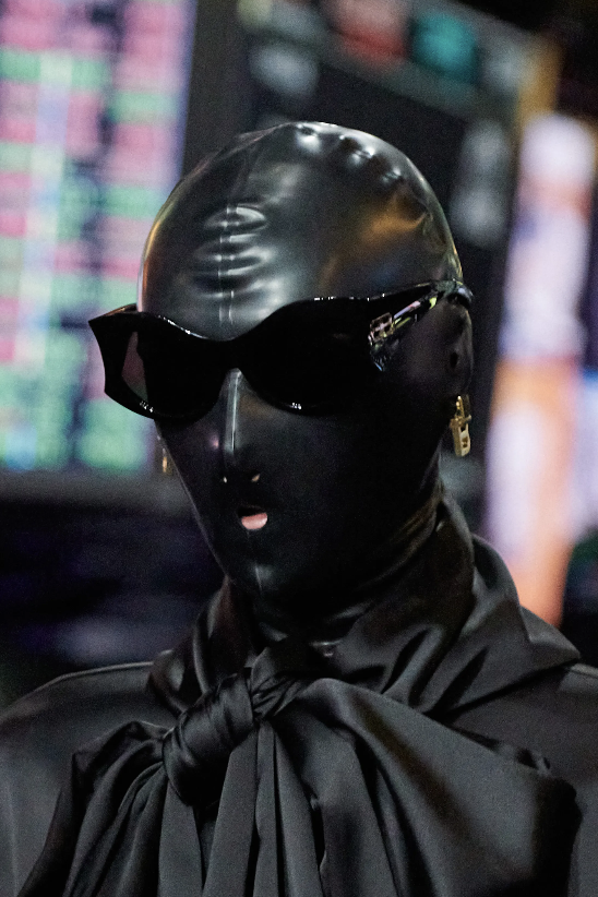 字母圈恋物癖“狂喜”:巴黎世家最新秀场给每一个超模都穿上了套头胶衣 字母圈恋物癖“狂喜”:巴黎世家最新秀场给每一个超模都穿上了套头胶衣