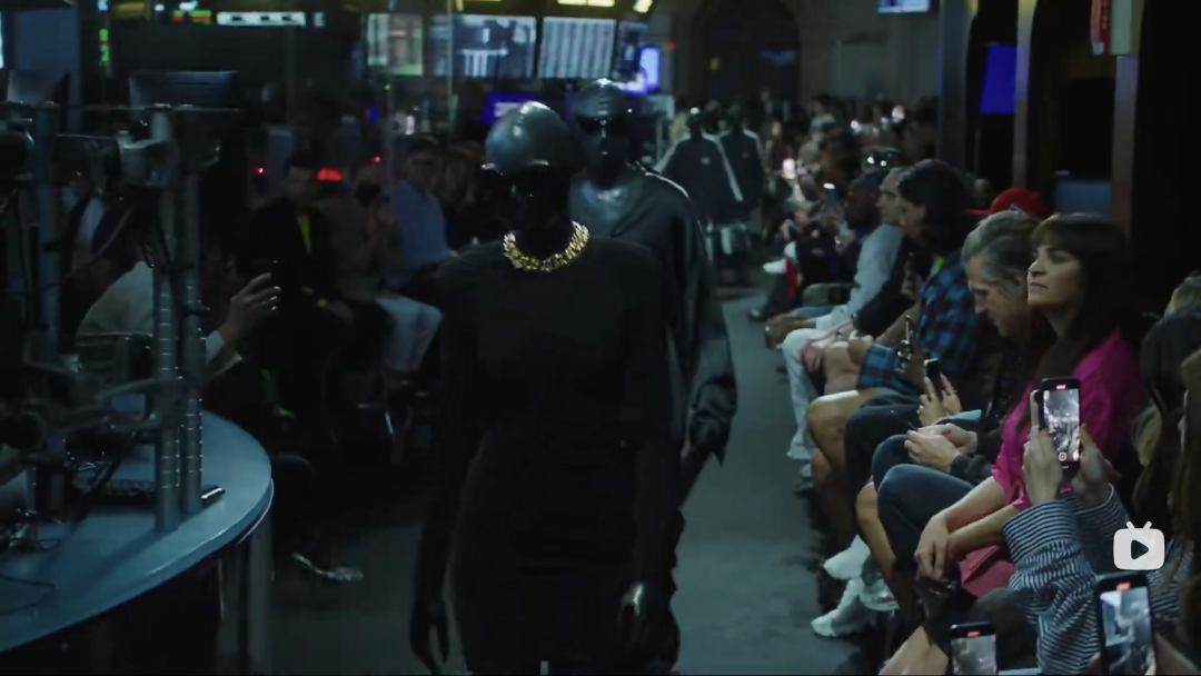 字母圈恋物癖“狂喜”:巴黎世家最新秀场给每一个超模都穿上了套头胶衣 字母圈恋物癖“狂喜”:巴黎世家最新秀场给每一个超模都穿上了套头胶衣