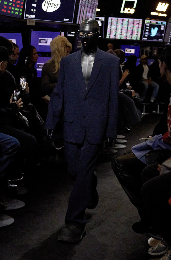 字母圈恋物癖“狂喜”:巴黎世家最新秀场给每一个超模都穿上了套头胶衣 字母圈恋物癖“狂喜”:巴黎世家最新秀场给每一个超模都穿上了套头胶衣