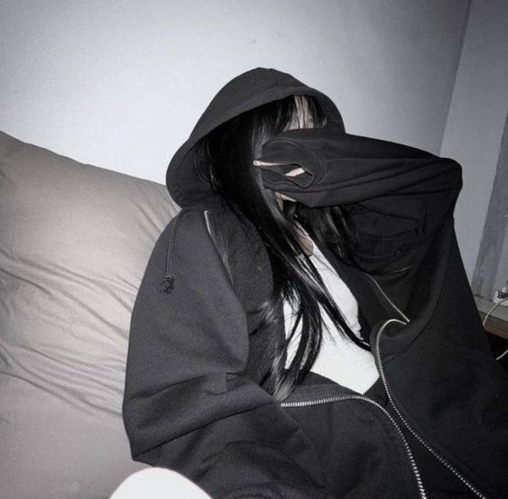 “躲进字母圈避雨的女生” “躲进字母圈避雨的女生”