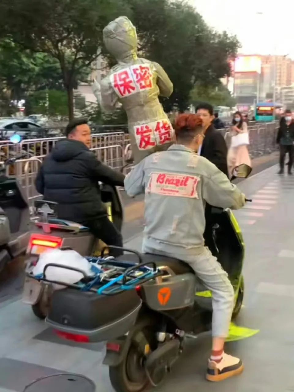 字母圈如何在人群中精准认出圈内人? 字母圈如何在人群中精准认出圈内人?