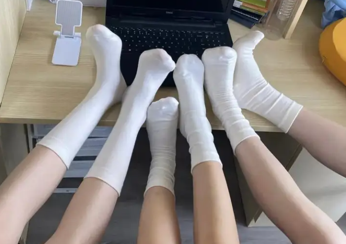 字母圈白棉袜可真让人上头