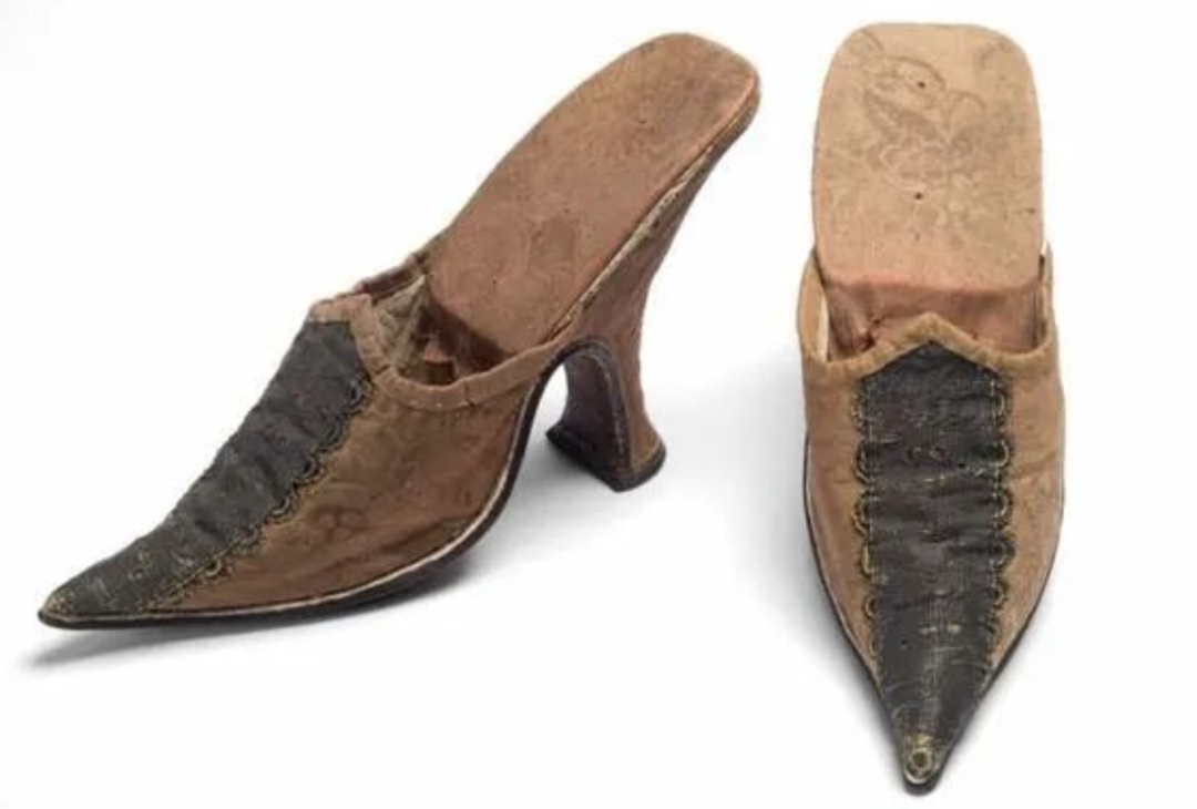 字母圈“丝袜”是如何演变成情趣用品的?——从“服饰规训”说开去 字母圈“丝袜”是如何演变成情趣用品的?——从“服饰规训”说开去