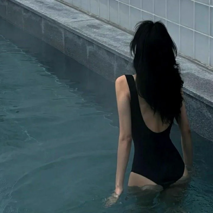 “我身体有缺陷,且难看,不配字母圈。” “这种屁话你也信?” “我身体有缺陷,且难看,不配字母圈。” “这种屁话你也信?”